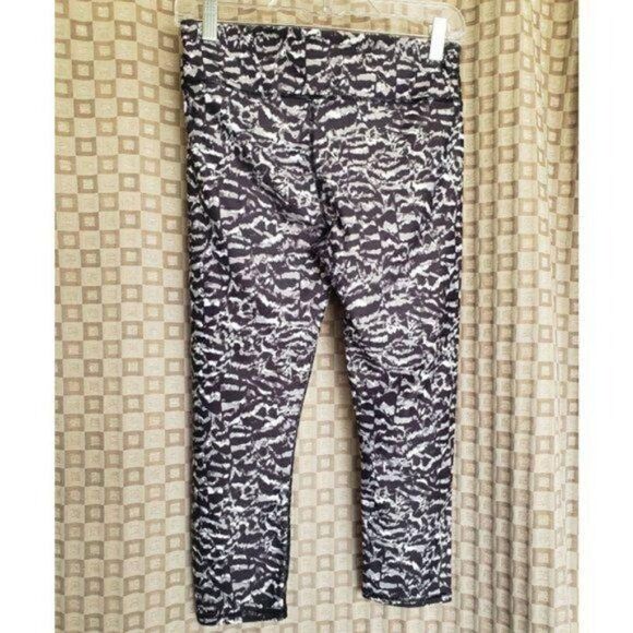 Fabletics Women's Mid-Rise PowerHold Cropped Leggings Capri Activewear - Picture 3 of 7